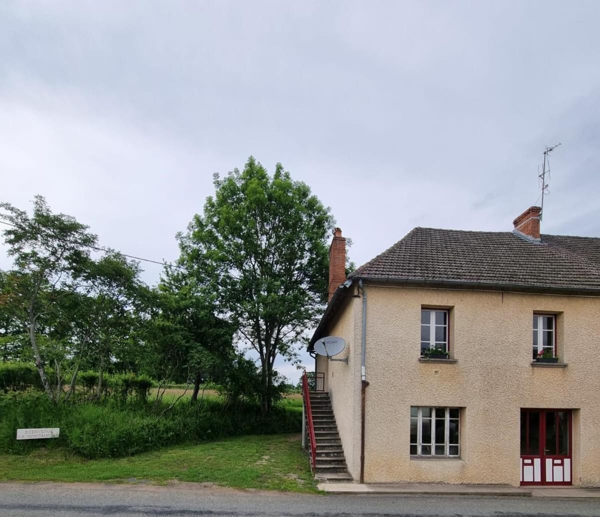 Apartamento Le Montaurier Combrailles Exterior foto